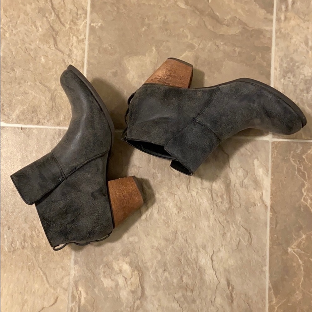 Restricted grey bootie